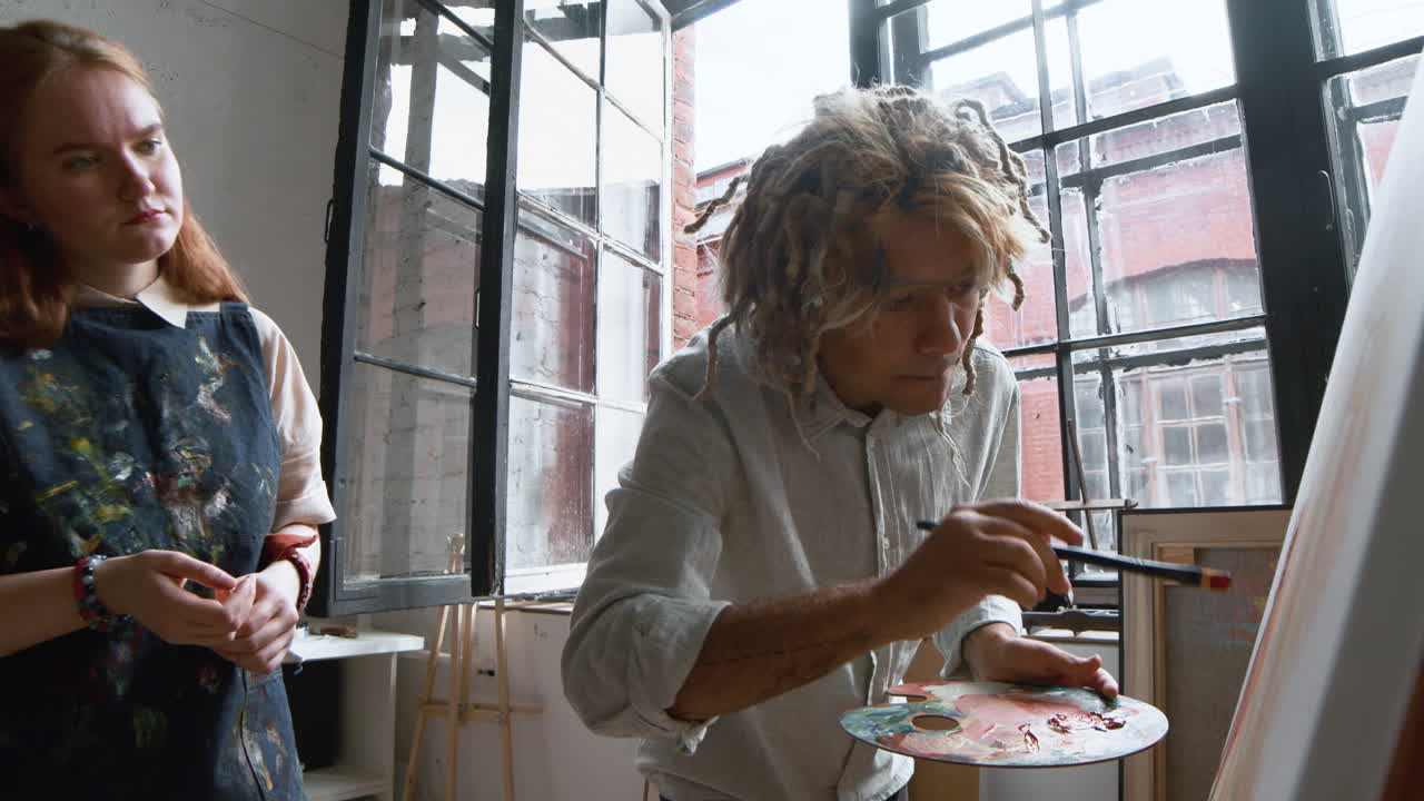 예술 학생과 교사 실내