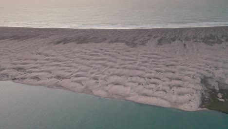 hermoso paisaje natural cerca de la playa de arena en el fondo del día, muñeca en