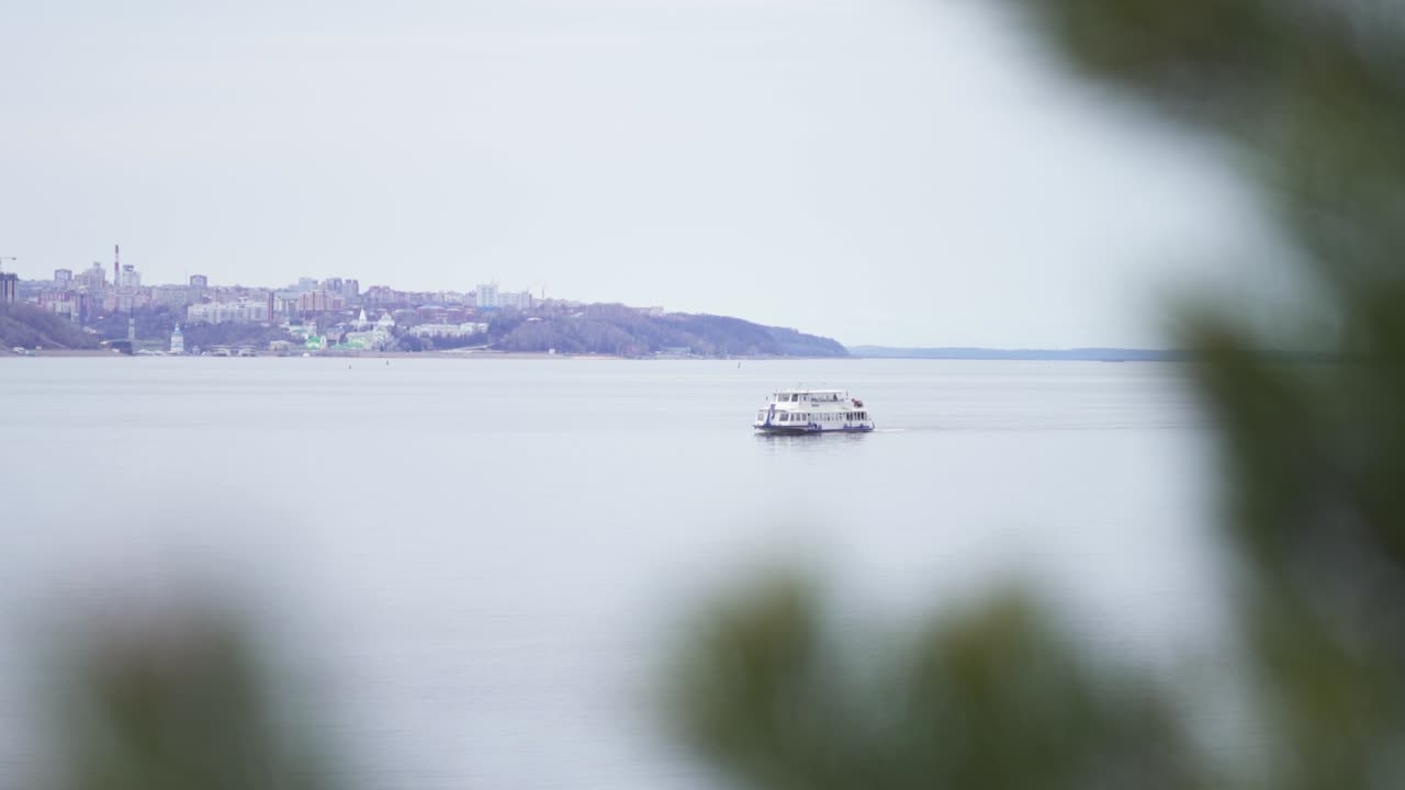 보트 와 도시 스카이 라인 을 가진 강 장면