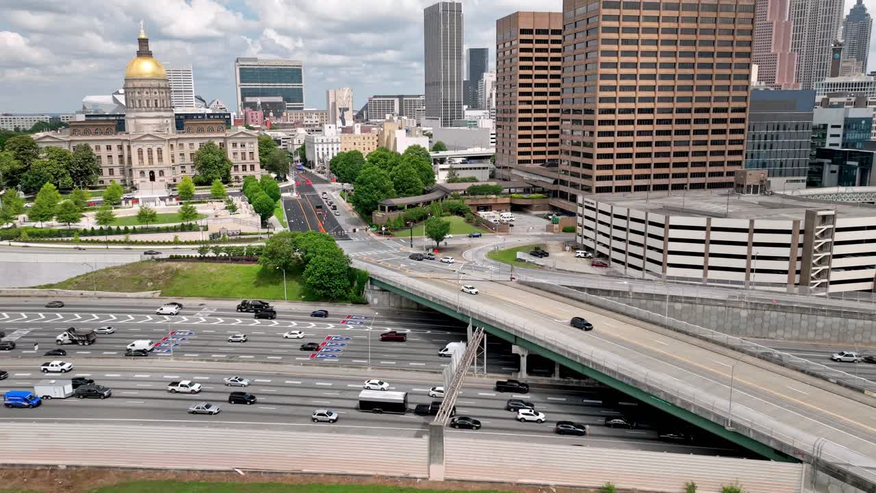 Campidoglio dello stato della Georgia ad Atlanta, Georgia con video drone hyperlapse in movimento