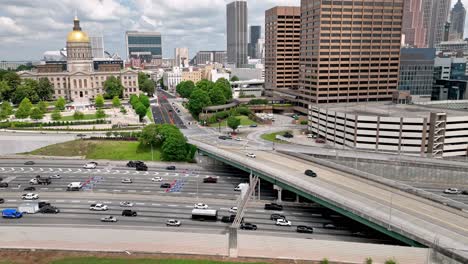 Edificio-Del-Capitolio-Del-Estado-De-Georgia-En-Atlanta,-Georgia-Con-Hiperlapso-En-Movimiento-De-Video-De-Drones