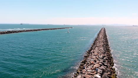 drone vuela sobre afloramientos rocosos hacia velero