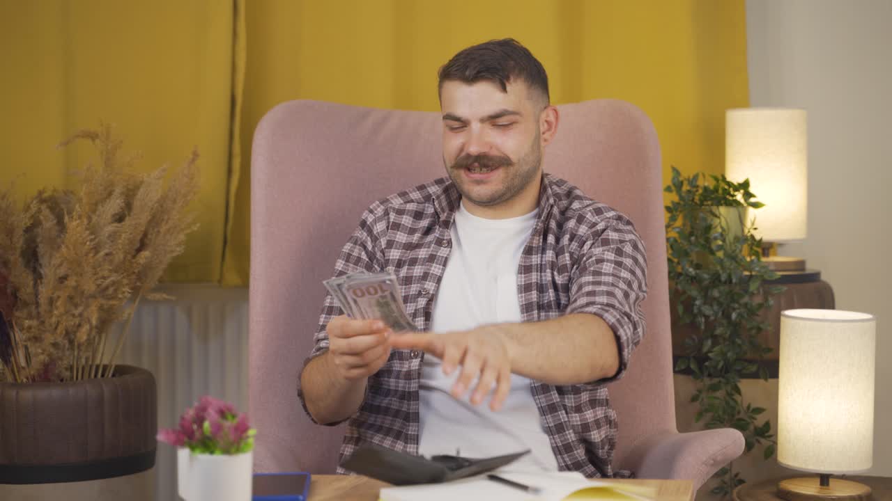 el hombre rico con dinero es feliz.