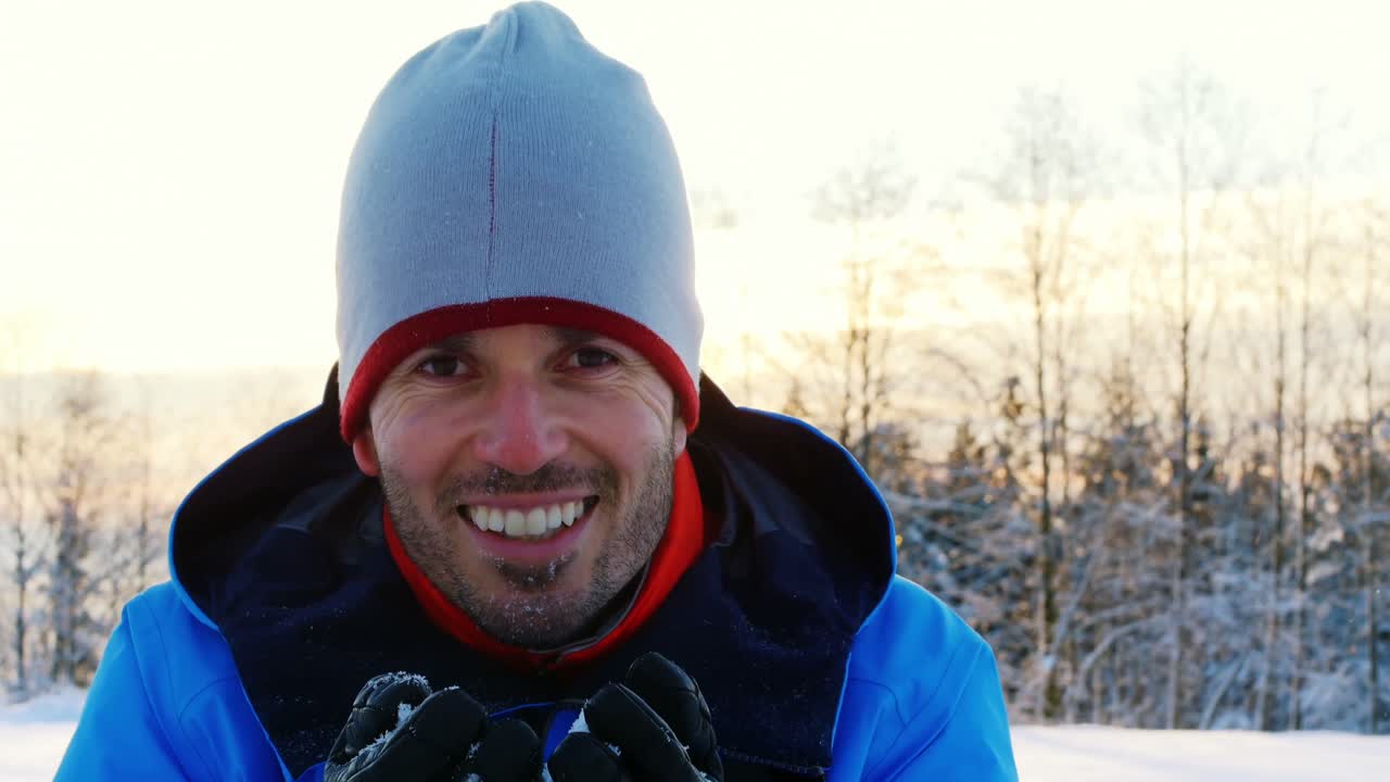 hombre soplando nieve durante la temporada de invierno 4k