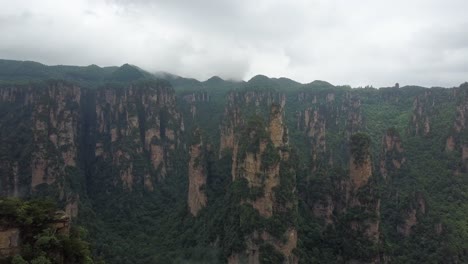 Exploración-Aérea-De-Las-Agujas-De-Roca-Del-Parque-Forestal-Nacional-De-Zhangjiajie