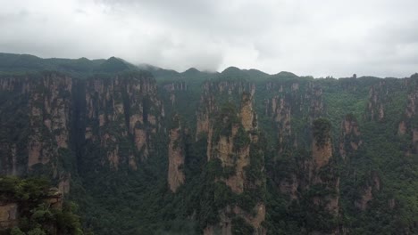 exploración aérea de las agujas de roca del parque forestal nacional de zhangjiajie