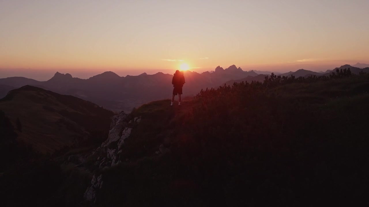 Goditi un filmato mozzafiato con drone di un'alba nella Mannheimer Tal, Austria, con splendidi paesaggi alpini e una tranquilla esperienza di escursione alla luce del primo mattino.