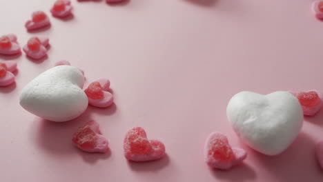 Dulces-En-Forma-De-Corazón-Sobre-Fondo-Rosa-En-El-Día-De-San-Valentín