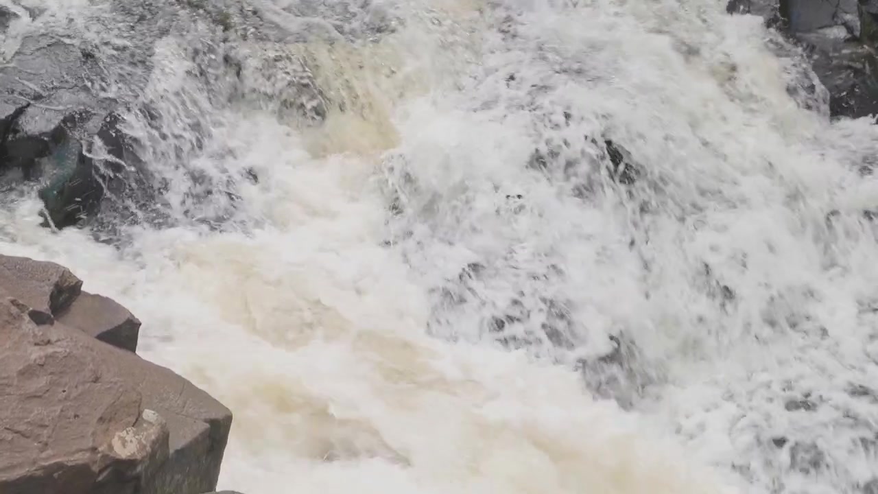 Rallentatore di una cascata che scorre.