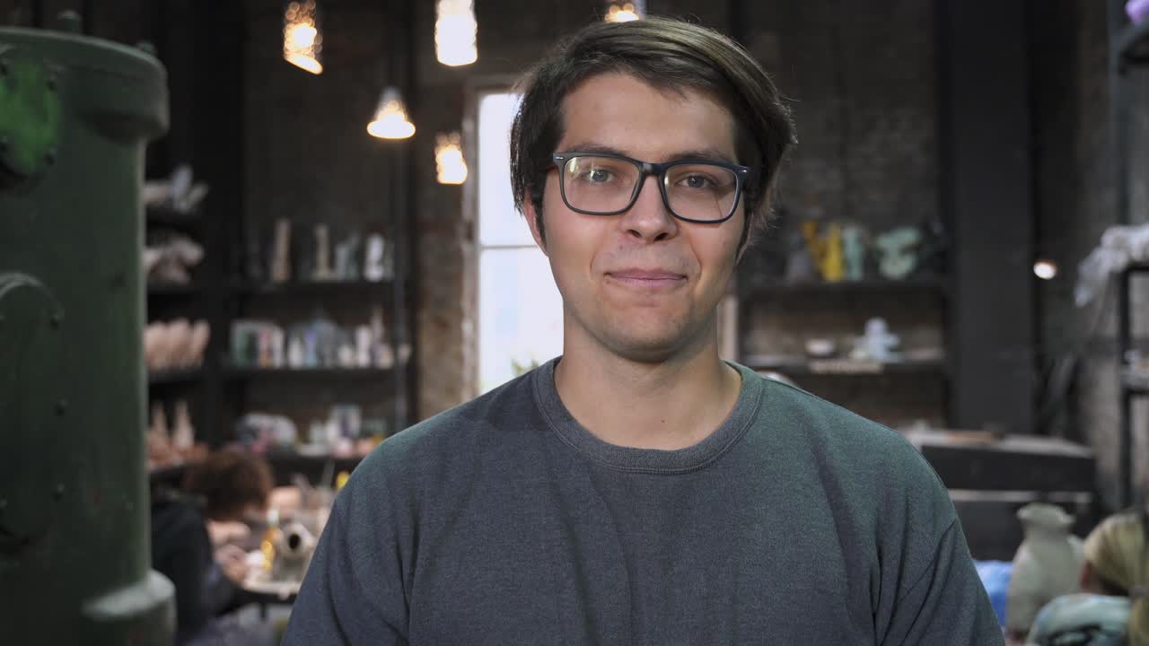 joven en el estudio de arte