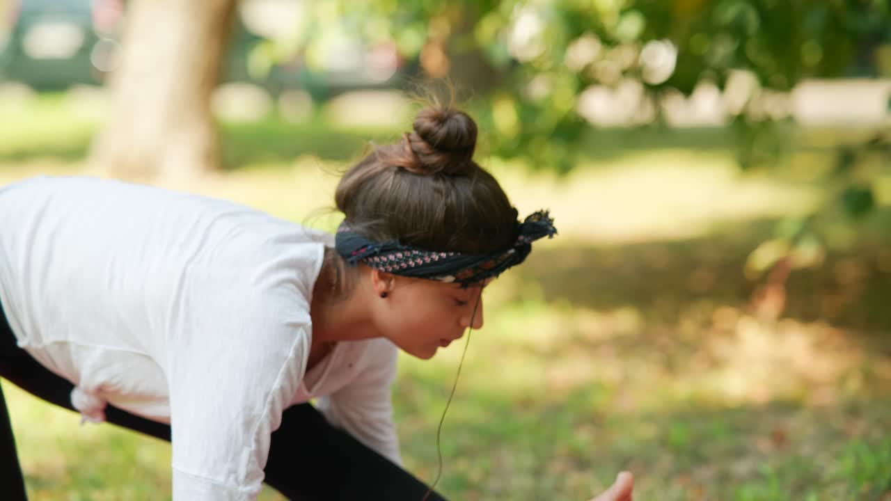 공원에서 요가를 하는 젊은 여성