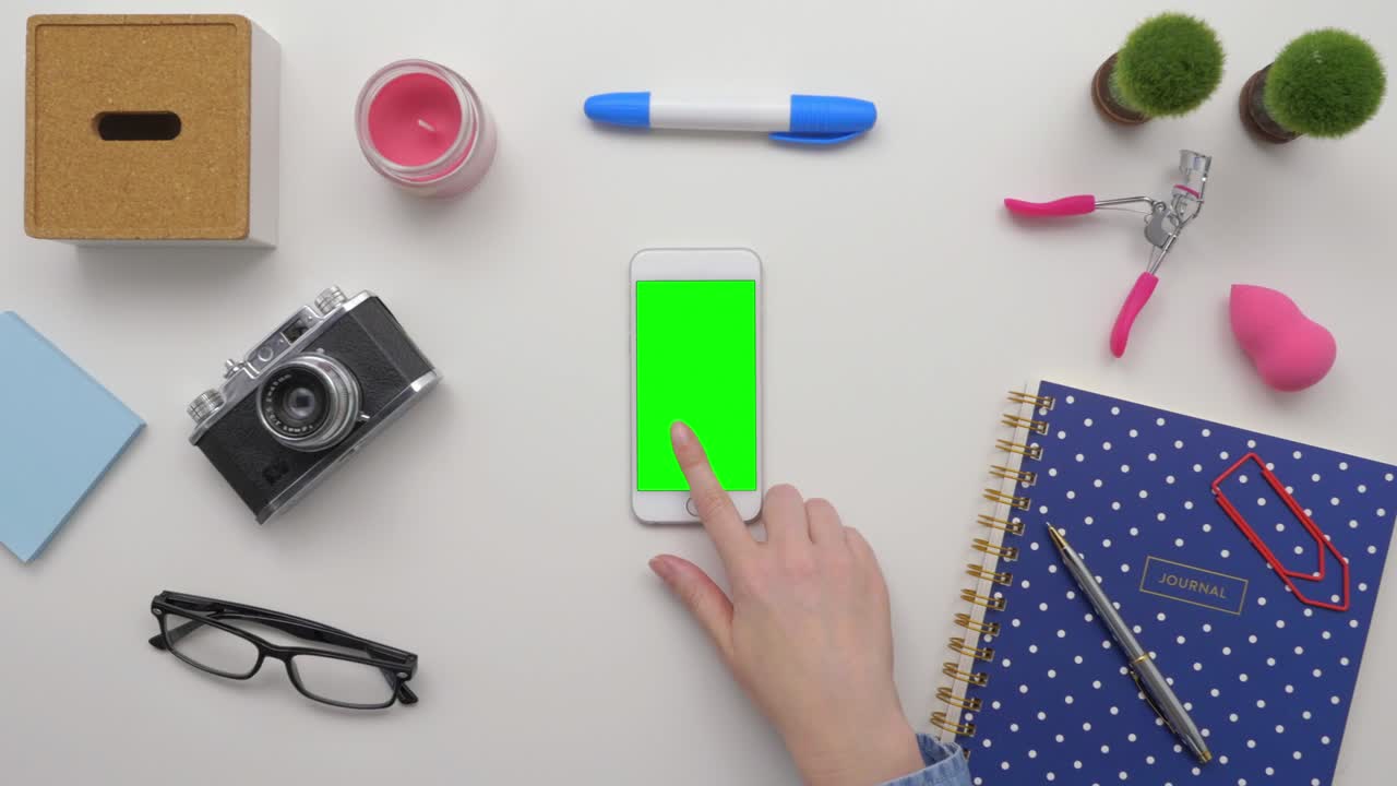 vista superior de una mujer usando un teléfono inteligente por accesorios personales