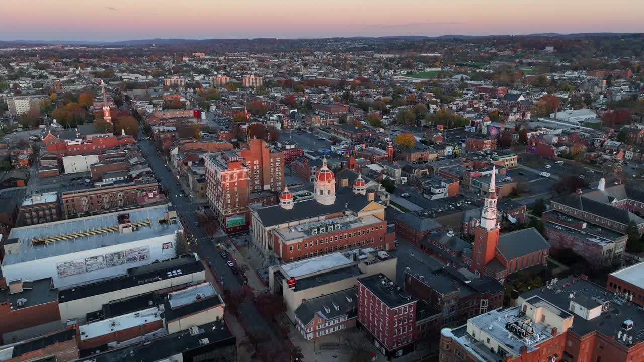 el centro de york, pa durante el atardecer