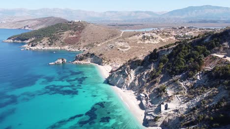 ksamil, albanie - vue aérienne du littoral avec une mer ionienne bleu clair, des plages de sable blanc et des montagnes