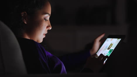 Hermosa-Adolescente-Usando-Una-Tableta-Viendo-Entretenimiento-Por-La-Noche-Navegando-En-Línea-Disfrutando-De-Una-Tarde-Relajante