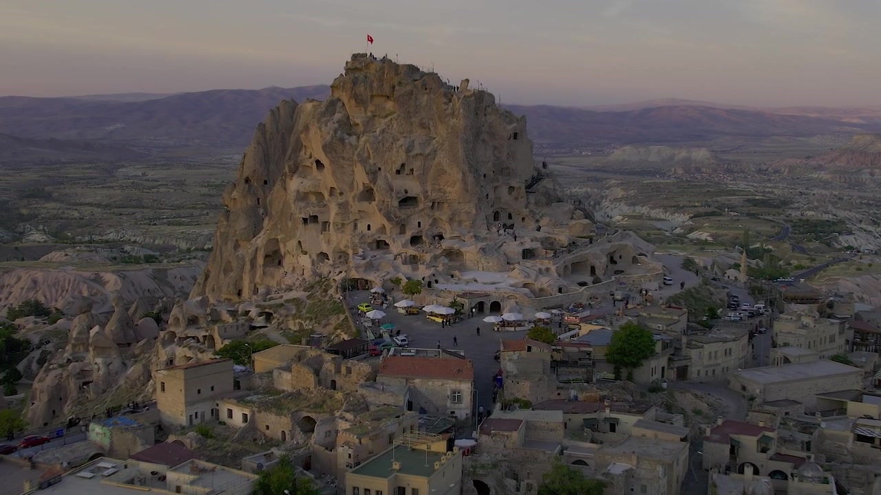 Esplorando le formazioni rocciose e gli edifici antichi in Cappadocia