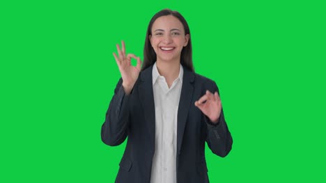 Fröhliche-Indische-Managerin,-Die-Einen-Grünen-Bildschirm-Mit-Dem-OK-Zeichen-Zeigt