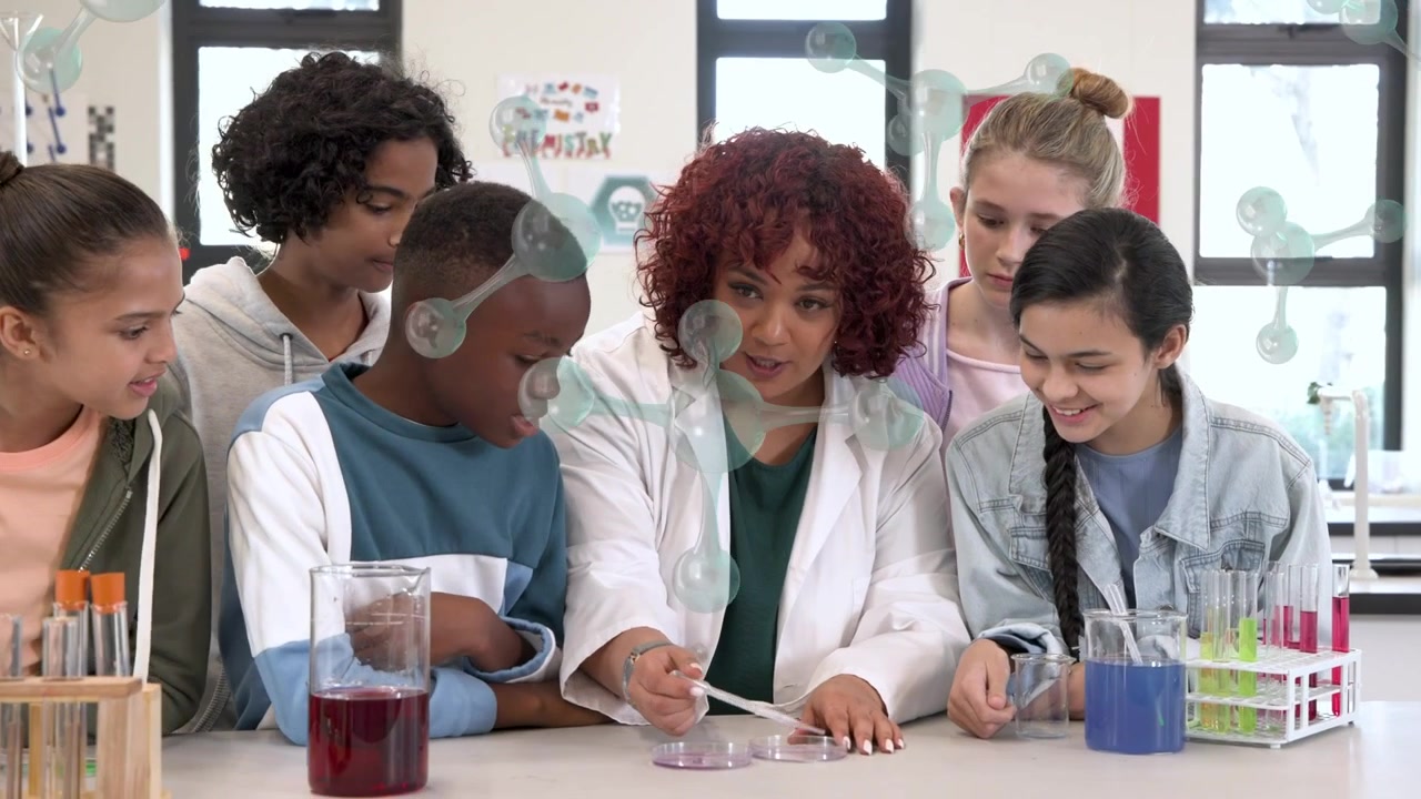 Insegnante di scienze che pipetta piastre di Petri, con bambini che osservano mentre appaiono grafici molecolari a scopo didattico.