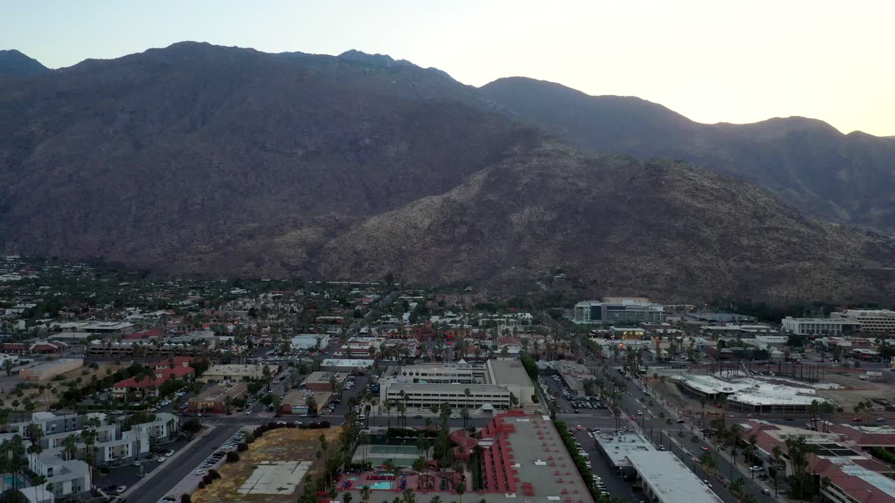 toma de drones de la ciudad de palm springs y montañas al atardecer en california