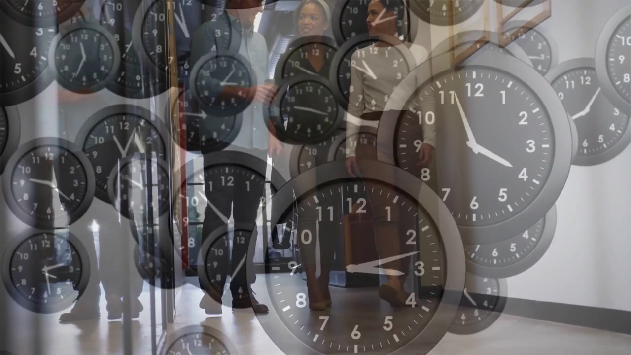Video verticale: All'ingresso si accende una sovrapposizione di orologio, tre membri del personale si stringono la mano mentre camminano per affari.