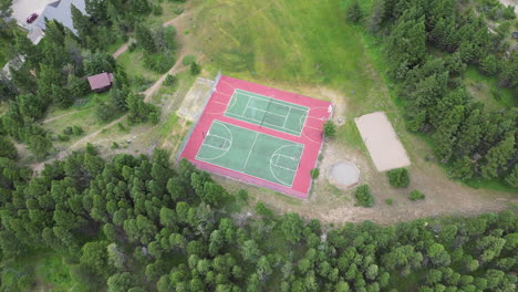 canchas de baloncesto al aire libre y canchas de tenis junto al río y el bosque