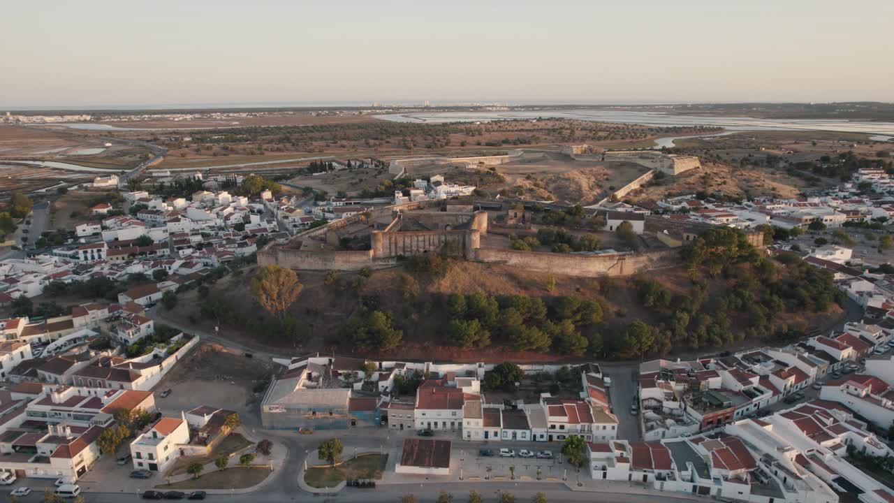 toma panorámica izquierda de la fortificación en la cima de una colina castelo de castro marim castillo y fuerte são sebastião