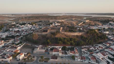 Toma-Panorámica-Izquierda-De-La-Fortificación-En-La-Cima-De-Una-Colina,-El-Castillo-De-Castro-Marim-Y-El-Fuerte-De-São-Sebastião