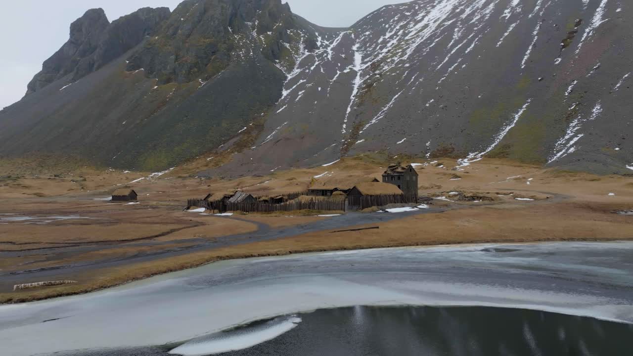 아이슬란드 고원 에 있는 바이킹 마을 건물 과 오두막 의 공중 사진, 드론 촬영