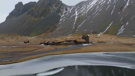 vista aérea de los edificios y chozas de las aldeas vikingas en las tierras altas de islandia, toma de avión no tripulado