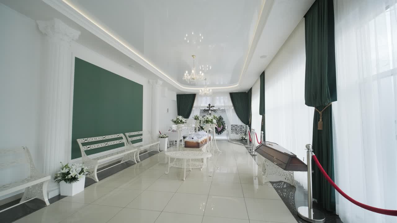 장례 의식 - 장례 예배당에 있는 관 - 교회 장미, 장례 꽃 - 장례와 애도의 개념 - 교회 안의 갈색 나무 관