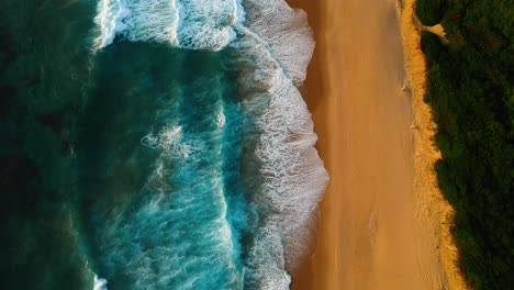 Hermosas-Olas-De-Color-Azul-Cristalino-Y-Playa-Prístina,-Alta-Vista-De-Drones-Volando-A-Lo-Largo-De-La-Costa