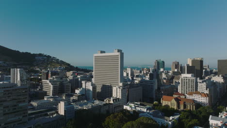 Edificio-De-Oficinas-De-Gran-Altura-Que-Se-Eleva-Por-Encima-Del-Desarrollo-De-Otra-Ciudad.-Cielo-Despejado-Y-Sol-Brillante.-Ciudad-Del-Cabo,-Sudáfrica