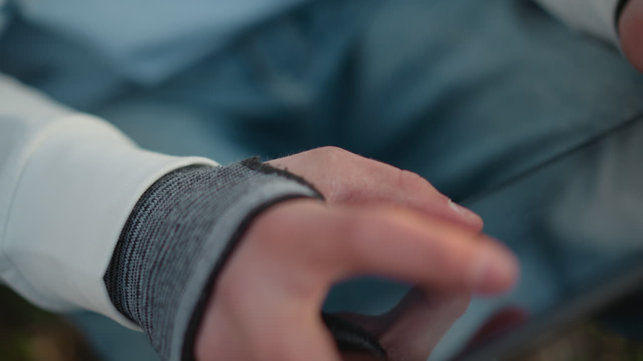 손가락으로 알림을 누르는 클로즈업 장면, 야외에서 잠시 멈춰 알림을 확인하는 스케이트보드 타는 사람의 세밀한 장면, 도시 환경과 데님 의류 속에서 메시지를 흘끗 보는 스케이터의 클로즈업 장면