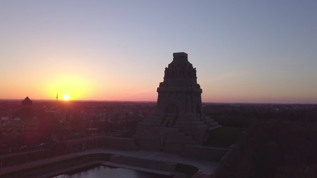 timelapse aéreo del monumento de la batalla de las naciones durante el amanecer