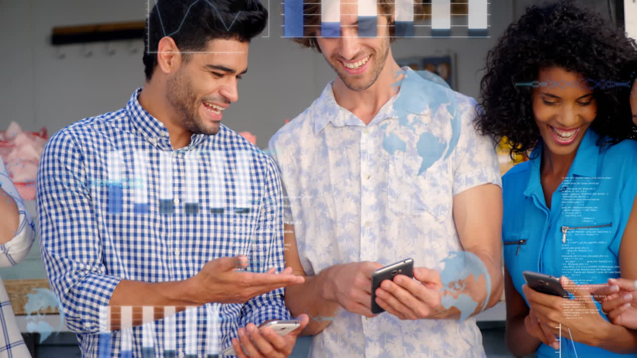 animación del procesamiento de datos sobre diversas personas que utilizan teléfonos inteligentes