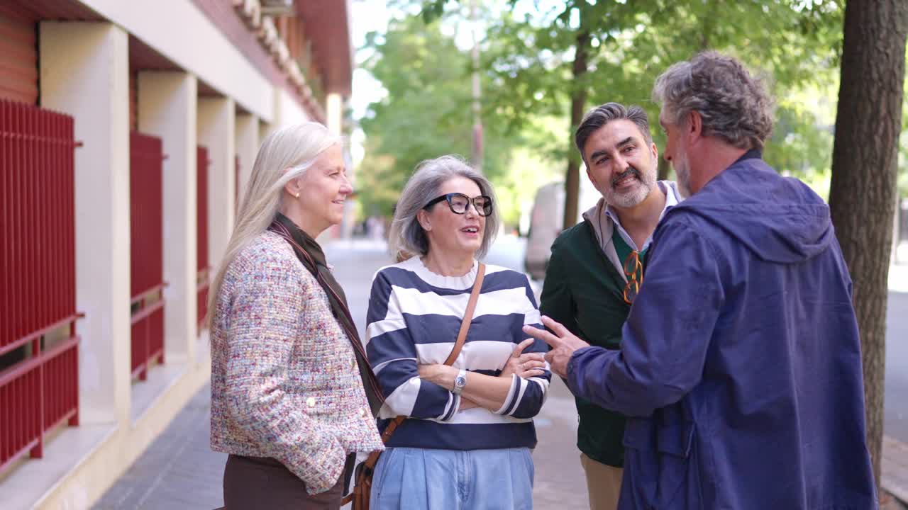 Gruppo di amici che chiacchierano animatamente all'aperto