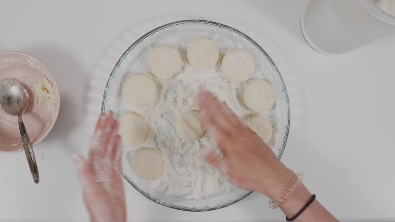 кулинарные ролки с сыром, сырные пироги. кулинарное тесто, кулинарное тесто. женщина готовит дома, в режиме реального времени. вид сверху. домашние блинчики с сыром