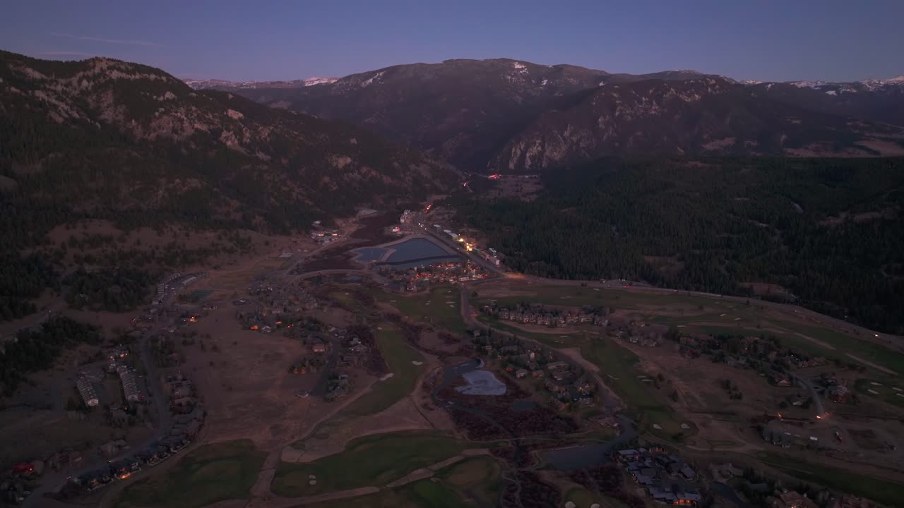 밤에 몬태나에 있는 빅 스카이 골프 리조트의 드론 항공 사진