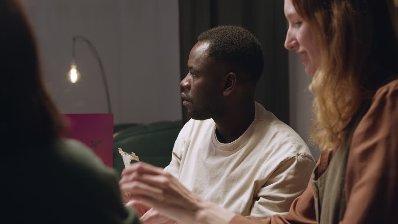 gente preparando un juego de rol