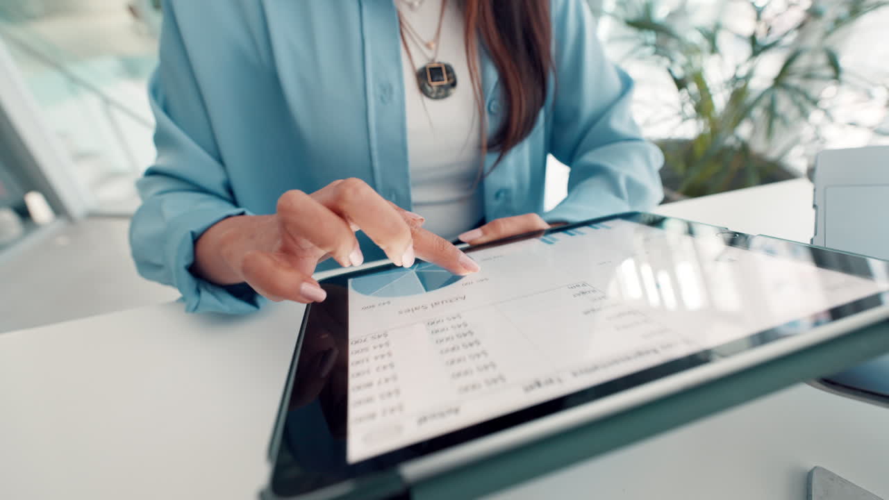 Donna d'affari che analizza i dati finanziari su un tablet digitale