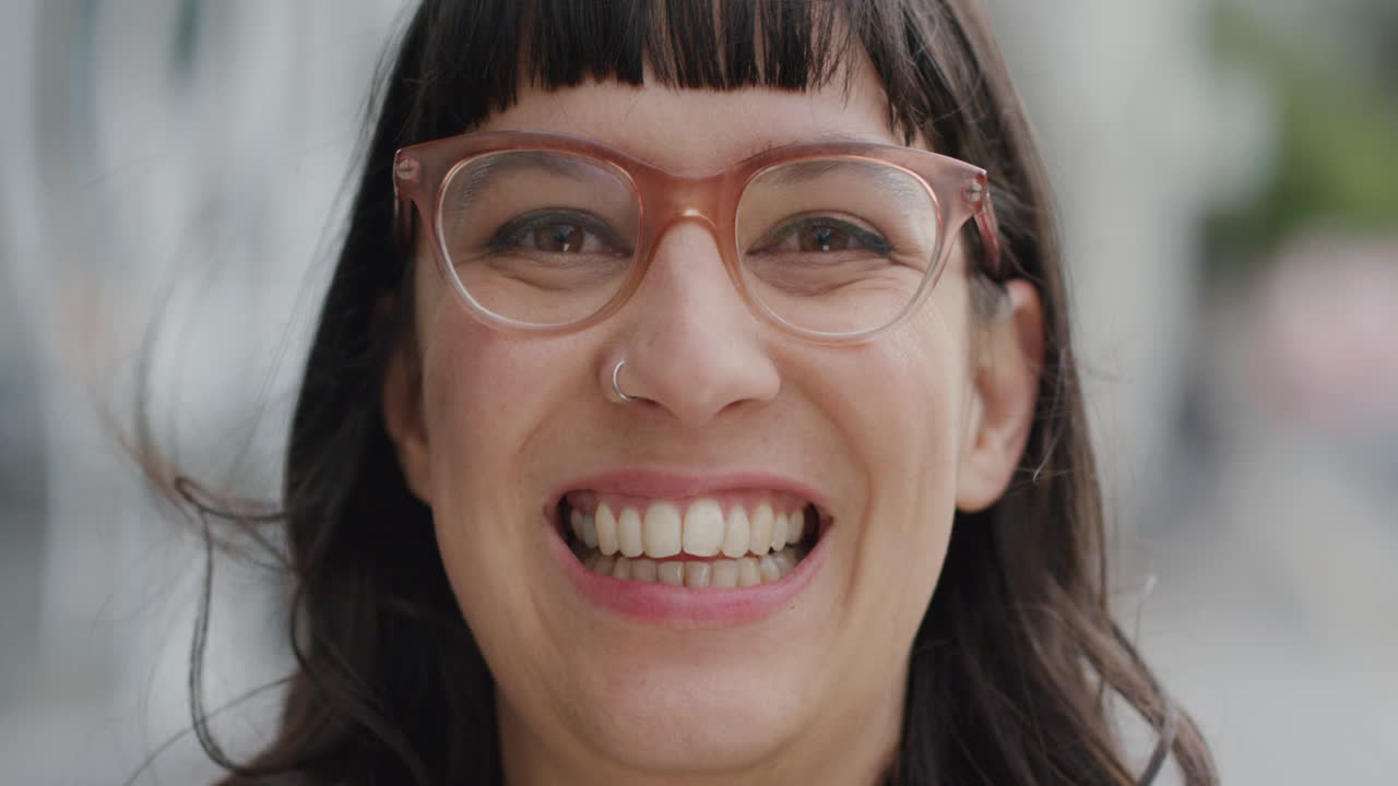 retrato de una mujer hermosa sonriendo en la ciudad
