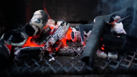carbón caliente ardiendo en la parrilla con llamas, listo para comenzar a cocinar barbacoa