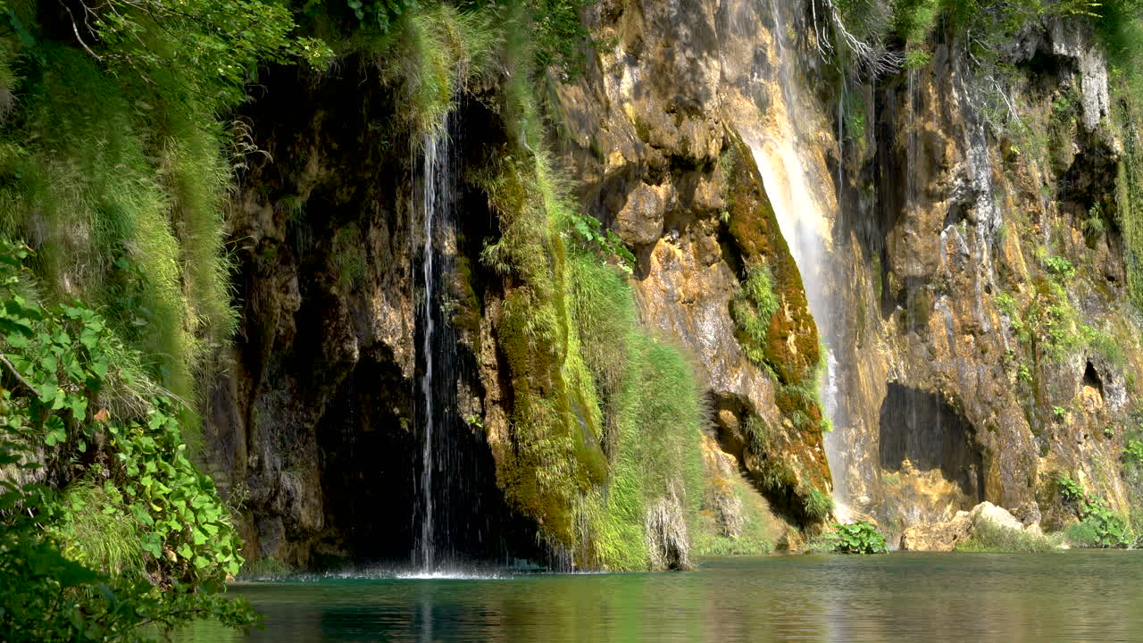 cascada en los lagos de plitvice, croacia.