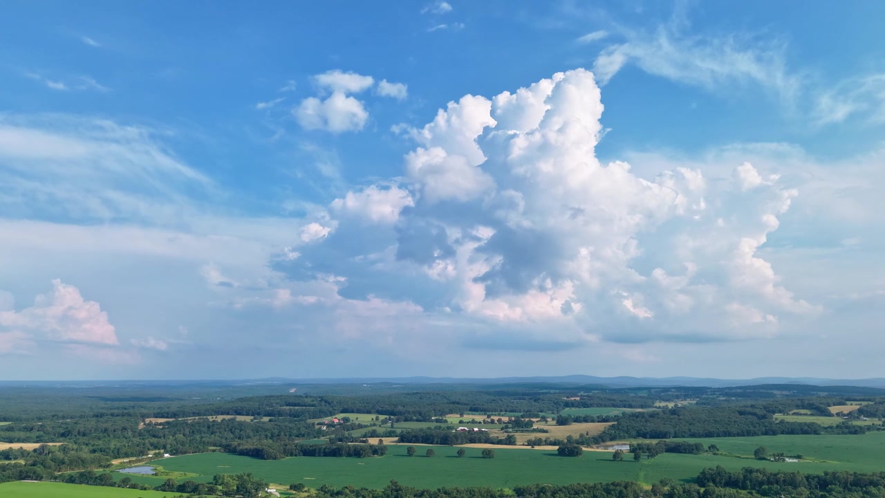 En hyperlapse av en sommersky fra Knob Lick Mountain i Missouri i begynnelsen av juli.
