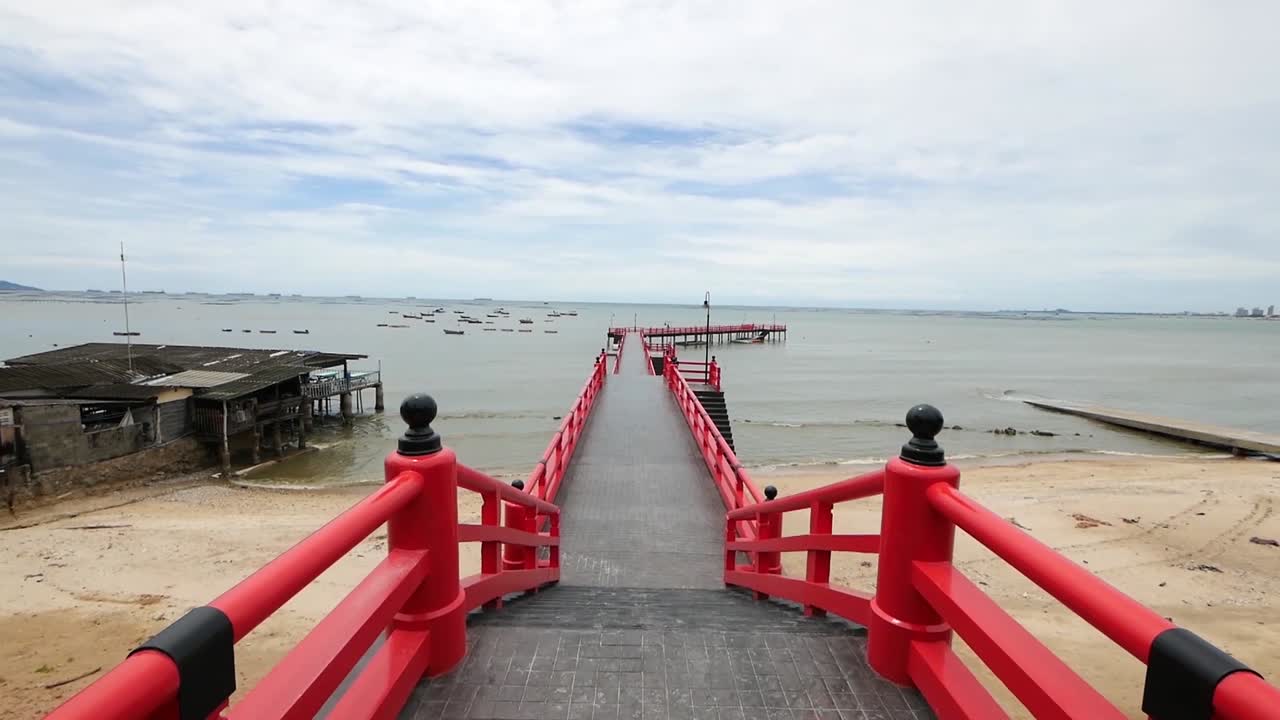 largo puente marítimo rojo de estilo japonés se encuentra en el mar