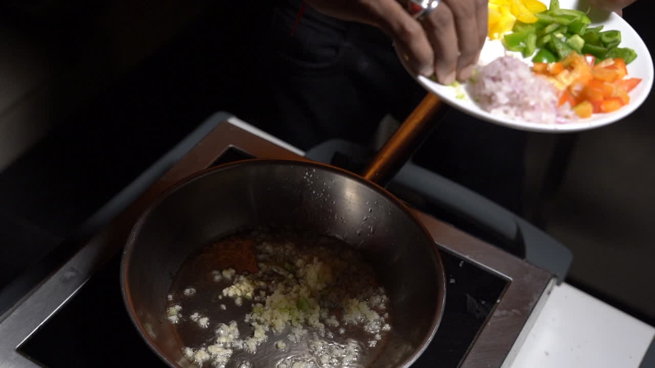 poner verduras en un bol para hacer pasta