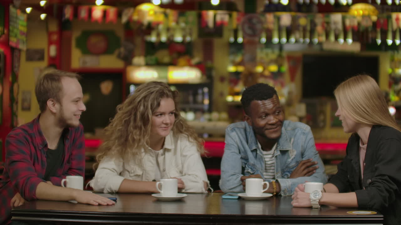 행복한 다민족 젊은이들, 친구들, 그룹 회의에서 웃는 것, 카페 테이블을 공유하는 것, 다양한 학생들이 커피를 마시는 것, 함께 재미를 느끼는 것, 다민족 우정을 즐기는 것, 즐거운 대화.