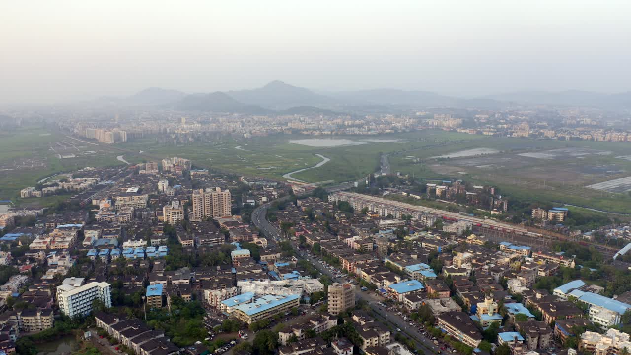 vista panorámica del paisaje urbano en el área suburbana de vasai, mumbai, india - toma aérea de drones