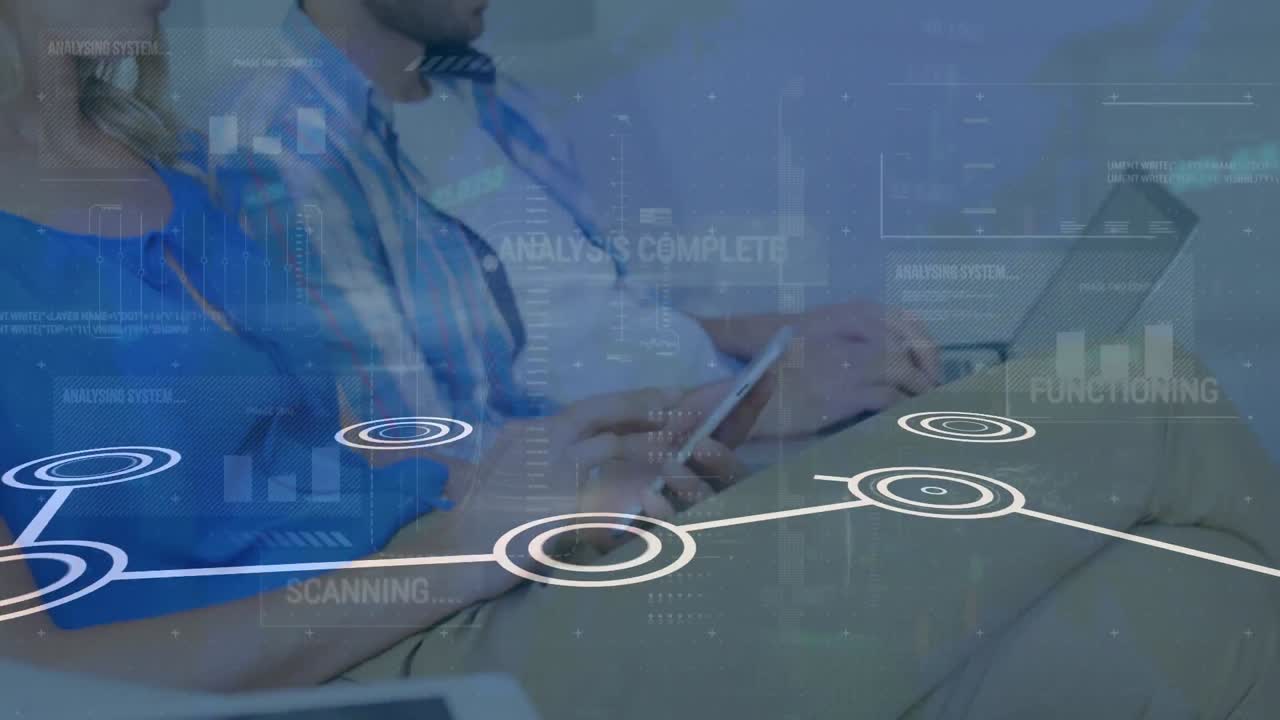 animación de la interfaz con procesamiento de datos a través de una pareja utilizando dispositivos electrónicos en el hogar.