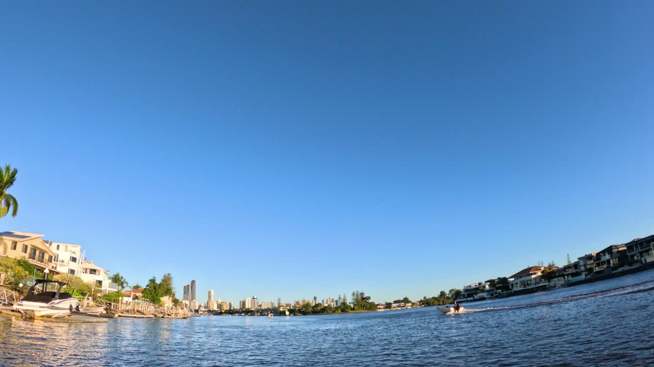 paseo en barco a lo largo de la costa dorada